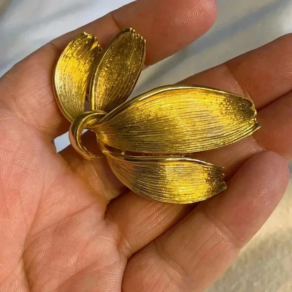 Vintage 1960s gold tone pin /brooch, leaf motif